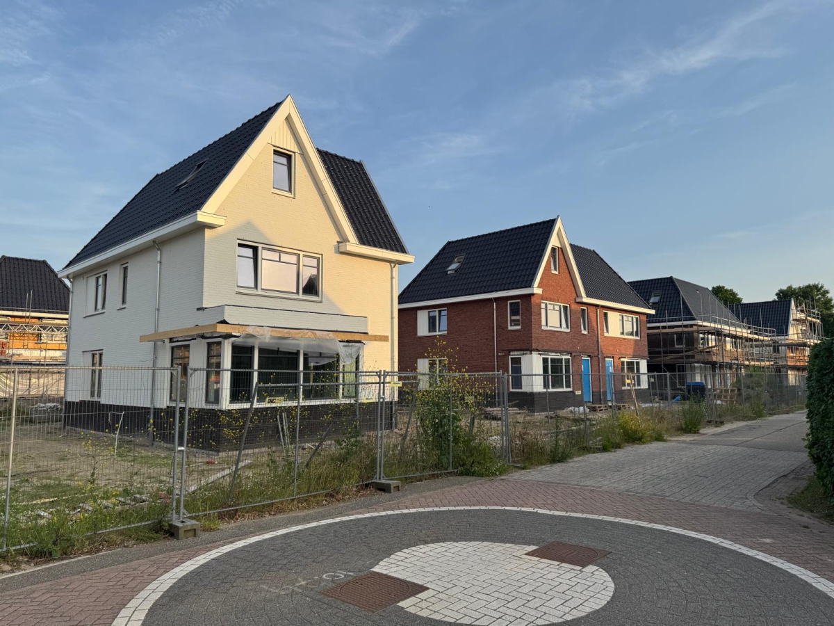 Bouw update 5 Slingerbos: Eerste woningen Bloemstraat uit de steigers